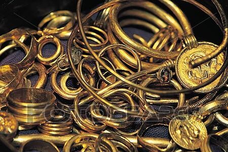 Золотые украшения викингов из коллекции Исторического музея Осло, Норвегия
