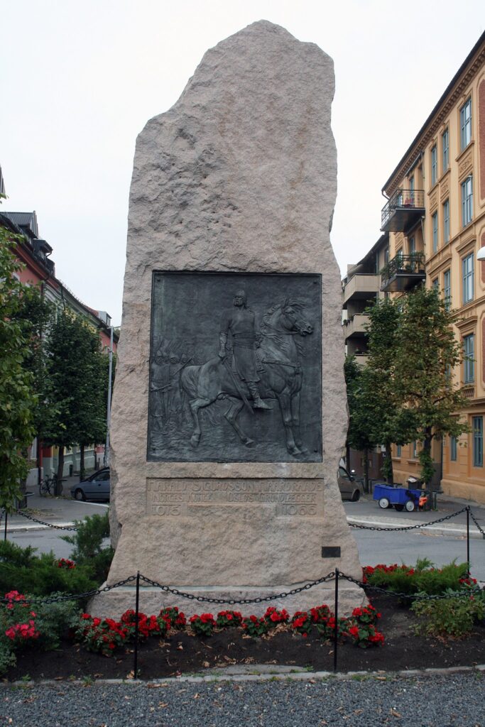Памятник норвежскому конунгу Харальду Суровому (1015–1066), основателю Осло. Осло, площадь Харальда Сурового. Скульптор: Ларс Утне (1862-1922) 