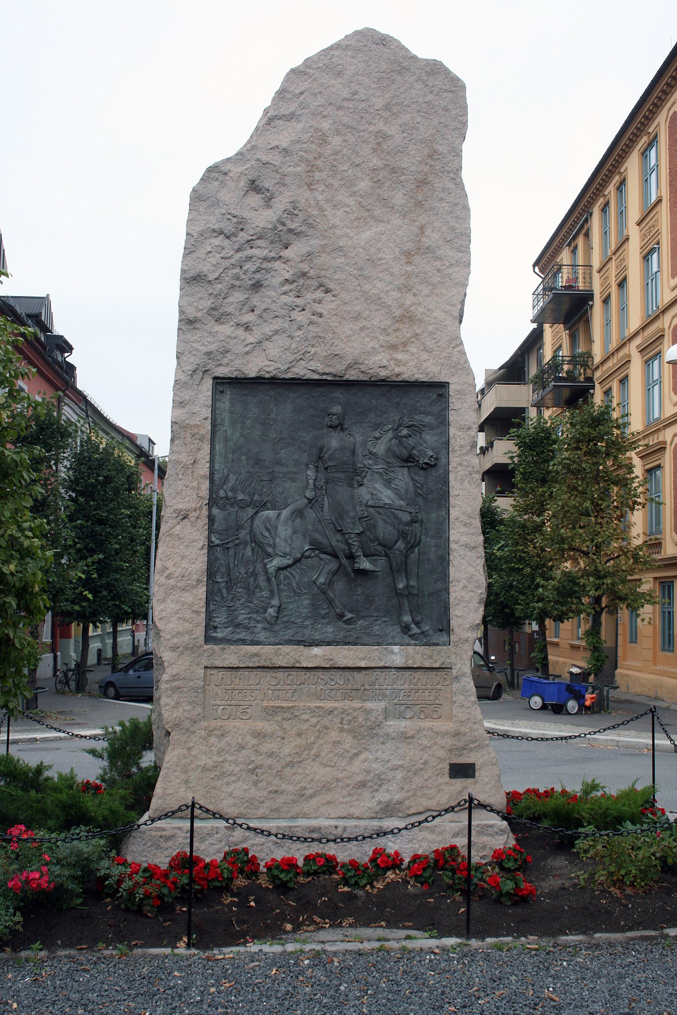 Памятник норвежскому конунгу Харальду Суровому (1015–1066), основателю Осло. Осло, площадь Харальда Сурового. Скульптор: Ларс Утне (1862-1922)