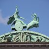 Скульптурная группа Карла Бонессена "Тор правит повозкой, запряженной козлами" на крыше пивоварни Карлсберг (Копенгаген, Дания)