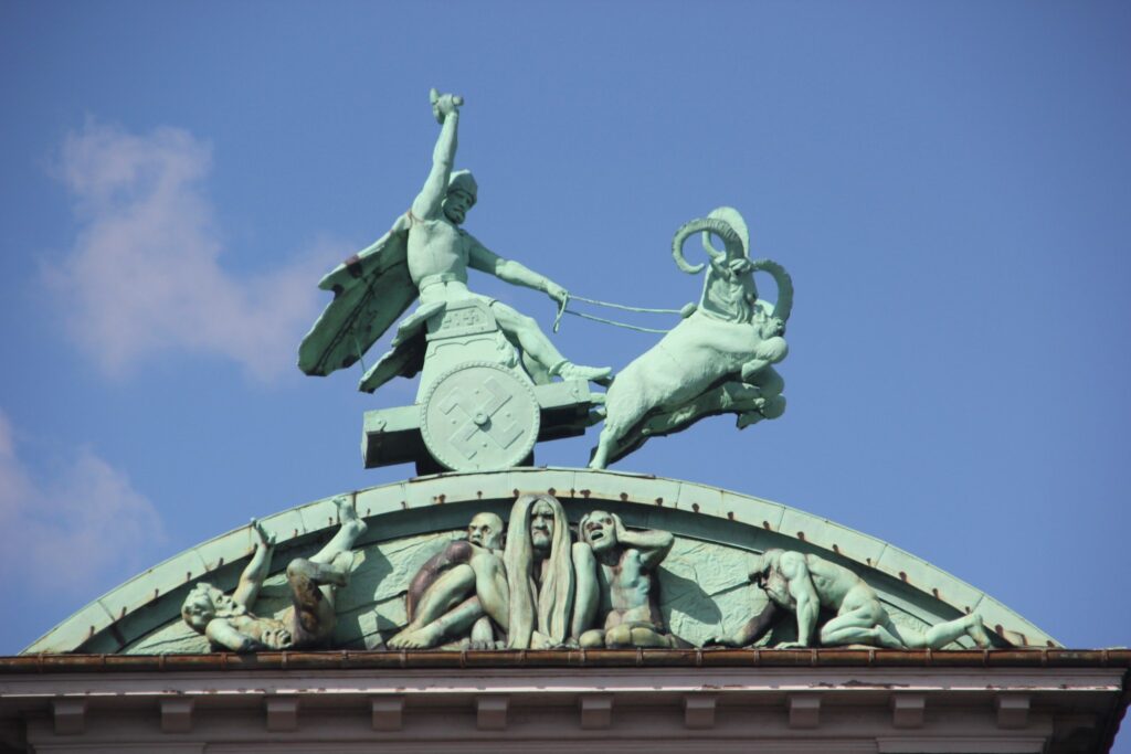 Скульптурная группа Карла Бонессена "Тор правит повозкой, запряженной козлами" на крыше пивоварни Карлсберг (Копенгаген, Дания)