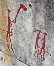 Гигантская фигура с молотом или топором, благословляющая пару. Наскальный рельеф из Танума (Вестра-Гёталанд, Швеция), 1800-600 до н.э. (современная окраска в красный цвет)