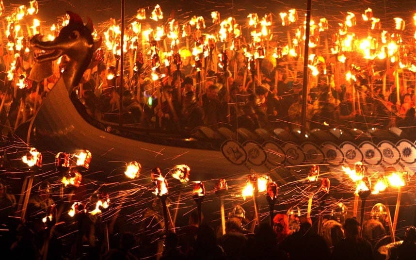 Огненный фестиваль викингов в Леруике (Шетлендские острова)