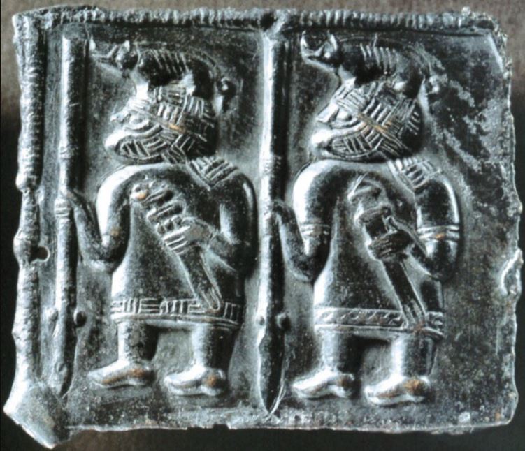 Два воина в "кабаньих" вендельских шлемах. Бронзовая пластина из Торслунды (Швеция), VI-VII вв.