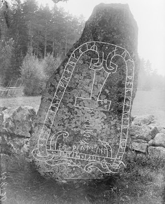 Памятный рунический камень из Стенкисты (Сёдерманланд, Швеция) с изображением молота Тора