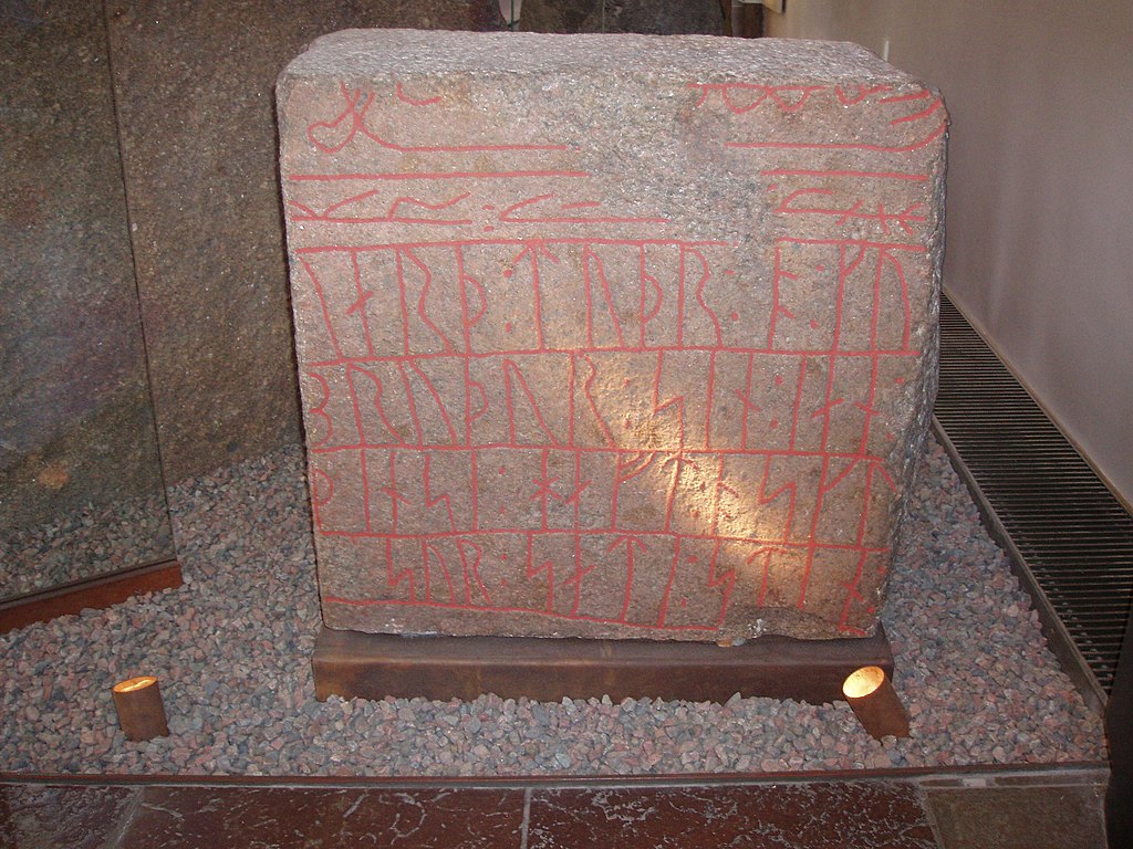 Мемориальный камень позднеязыческого периода из Сёндер-Киркебю (Дания). Руническая надпись: «Пусть Тор освятит эти руны». В верхней части — изображение ладьи со щитами на бортах